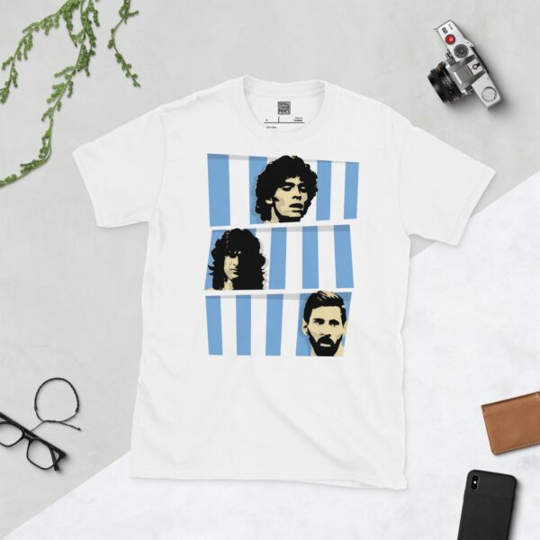 Show your pride for Argentina's World Cup legends in this white T-shirt. It features three stacked bands of blue and white stripes, each with a stencil image of Diego Maradona, Mario Kempes, and Lionel Messi.